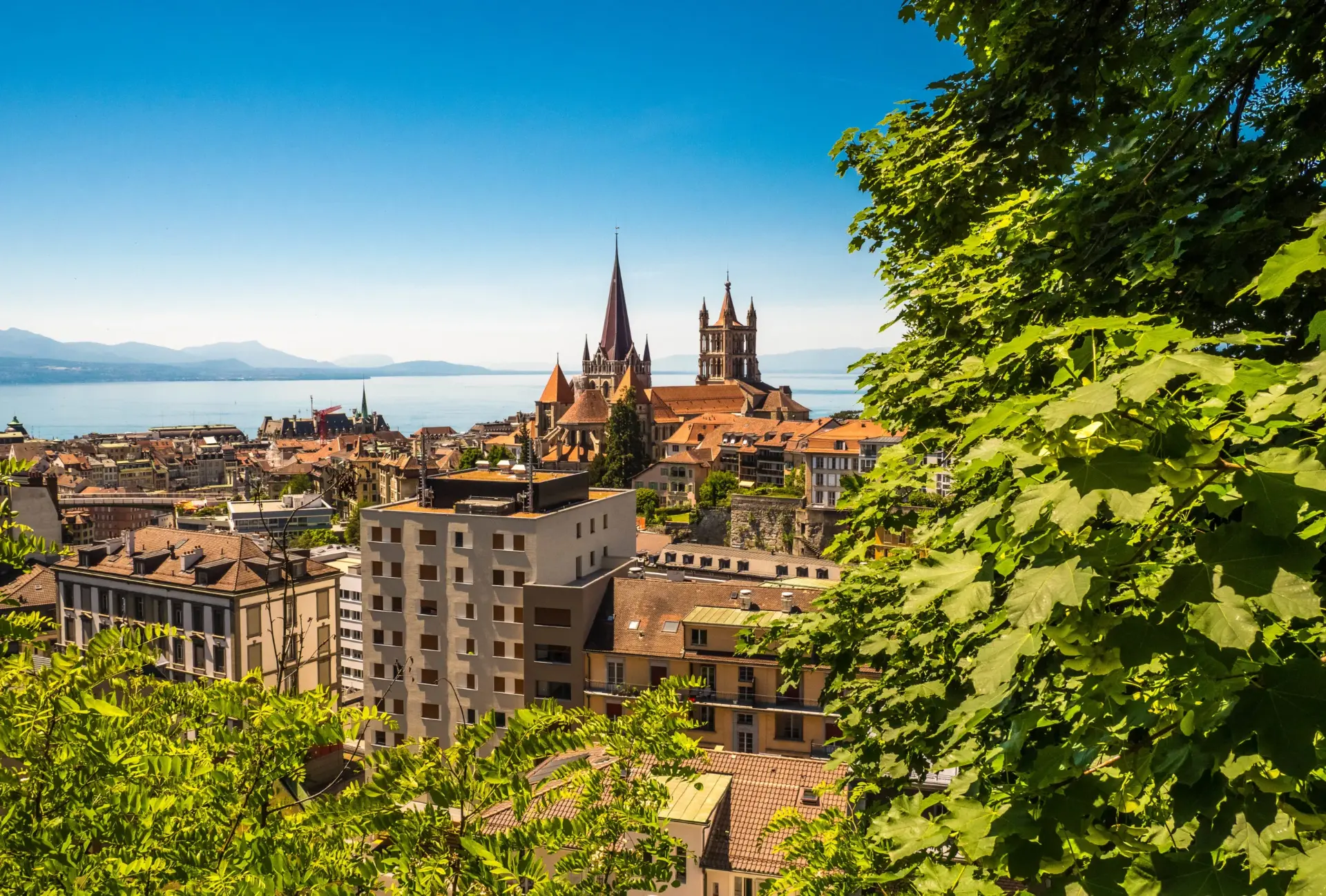 Lausanne, sa cathédrale et le lac Léman